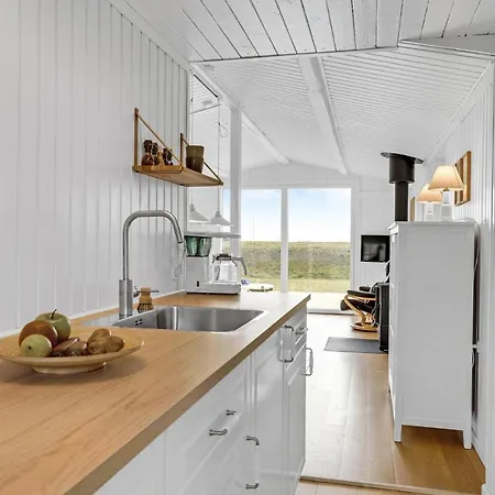 Holiday home Stunning In With Kitchen